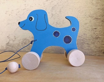 Jouet en bois à pousser Chien en bleu, jouet en bois personnalisé avec le nom de l'enfant pour les tout-petits, jouet en bois personnalisé peint à la main sur roues