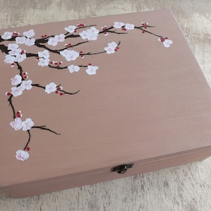 Große Teebox mit Kirschblüte, personalisierte handbemalte Holztruhe, Teebeutelaufbewahrung, Holzkiste mit 12 Fächern