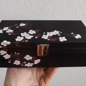 Houten theedoos met kersenbloesem, kleine handgeschilderde kist voor sieraden, gepersonaliseerd cadeau voor theeliefhebber, organisator theezakjeshouder