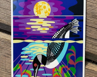 Könnte beinhalten: Eine farbenfrohe Illustration eines Seetaucher, der in einen See taucht. Der Seetaucher ist schwarz-weiß mit einem roten Auge. Der See ist blau mit violetten und gelben Reflexionen des Mondes. Der Mond ist gelb und hat einen weißen Umriss.