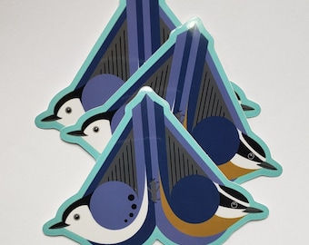 Könnte beinhalten: Drei blaue und weiße Vogelsticker mit geometrischem Design. Die Vögel sind übereinander gestapelt, wobei der Kopf des unteren Vogels nach links, der Kopf des mittleren Vogels nach rechts und der Kopf des oberen Vogels nach links zeigt.
