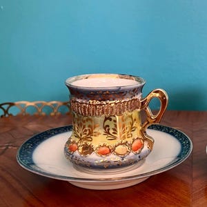 Vintage Mokkatasse mit Untertasse, reich verzierte Espressotasse, Miniatur antikes vergoldetes Porzellan, blau-goldenes viktorianisches Dekor