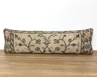Cojín de banco con diseño floral en color beige neutro de 13x43 cm, cojín lumbar largo para recibidor.