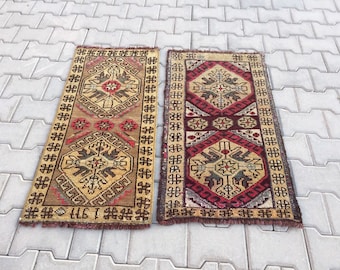 Può includere: Due tappeti turchi vintage a forma di runner con intricati motivi geometrici in tonalità di rosso, marrone, beige e crema. I tappeti hanno un bordo con frange.