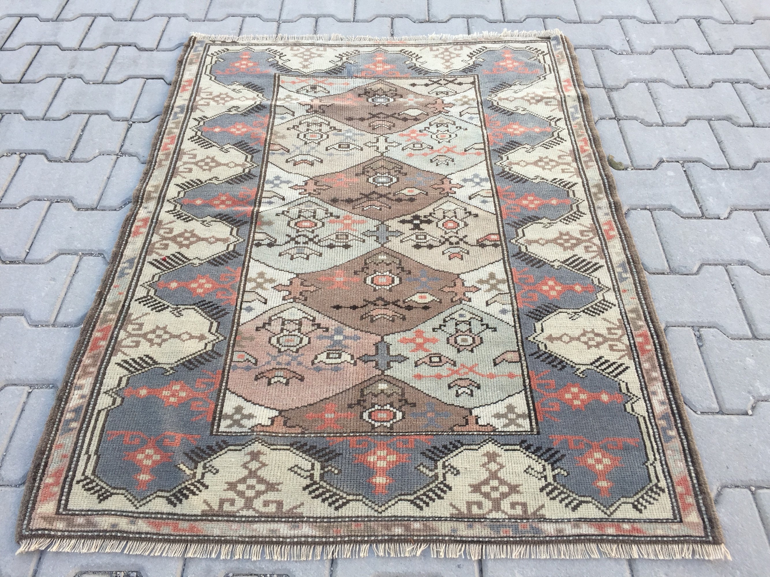 ハンドメイドウールのウシャックラグ：ヴィンテージの伝統的な