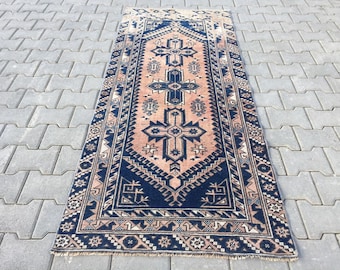Handwoven Wool Oushak Rug: Vintage Turkish Carpet (2’8" X 6’6")
