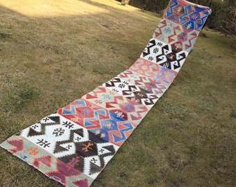 Alfombra Kilim tejida a mano: lana vintage, motivos tradicionales (67 x 3,6 m)