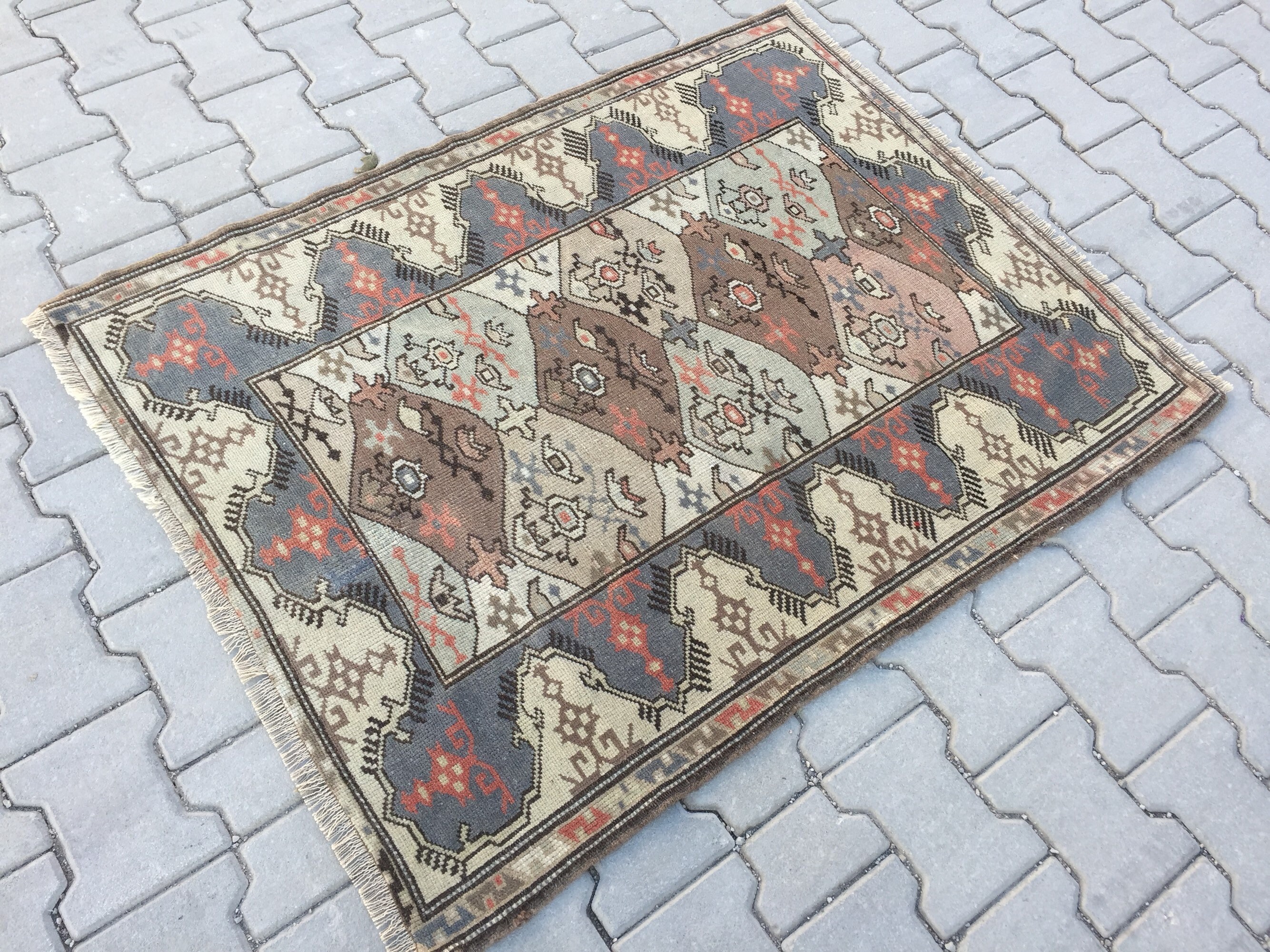 ハンドメイドウールのウシャックラグ：ヴィンテージの伝統的な