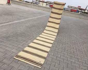 Alfombra Kilim tejida a mano: Alfombra rústica de lana orgánica con rayas marrones (60 cm x 47 cm)