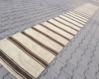 Alfombra Kilim tejida a mano: lana orgánica, rayas marrones naturales (76 cm x 64,5 cm)