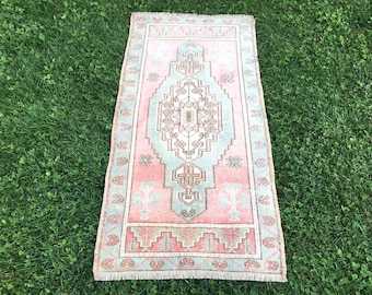 Alfombra turca vintage de lana tejida a mano: alfombra de entrada kilim pequeña (50 x 105 cm)