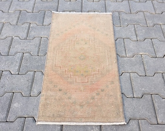 Handwoven Wool Kilim Rug: Small Primitive Design (19"x34")