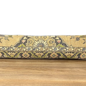 Cuscino lombare extra lungo 12x49 cm, tessuto a mano, beige e verde tenue, stile rustico vintage effetto invecchiato.