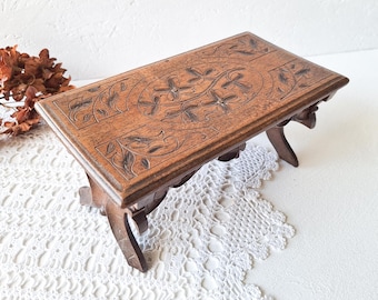 Repose-pieds ancien pliant, tabouret de voyage en bois sculpté, repose-pieds du XIXe siècle, bois floral sculpté à la main, décor de cottage primitif