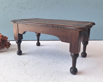 Supporto rialzato in legno vintage, piccolo sgabello rustico per esporre piante, poggiapiedi decorativo in stile antico, piedistallo in legno stile fattoria, complemento d'arredo primitivo per la casa
