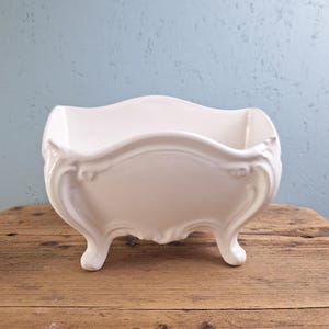 Antieke Lunéville Jardiniere op poten, witte ijzeren stenen plantenbak, Franse rococo-cachepot, porseleinen kom 1889, tafelstuk met zeldzame voet