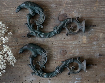Lot de 2 grandes embrasses de rideaux antiques en fonte ornée à motif dragon ou chimère, crochets pour rideaux en métal, crochets château