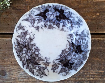 Piatto antico in pietra di ferro grigio nero di SARREGUEMINES Bryonia, piatto in ceramica nera con accenti dorati Terre de Fer, anni 1890