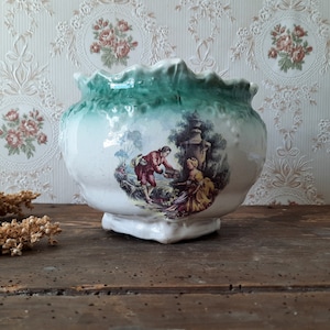 Franse majolica jardiniere cachepot, antieke barbotine plantenbak met romantische Fragonard-scène, Victoriaanse Franse aardewerk plantenbak