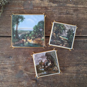 3er Set Antike Französische Porzellan Fliesen Untersetzer von Desvres, Vergoldete Metallrahmen, Vintage Landschaftskochplatte, Tischdekor