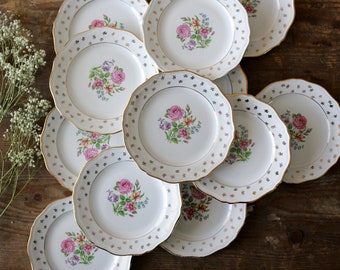 Lot de 12 assiettes à dessert amandinoise vintage françaises fabriquées en France avec des fleurs roses, partie de thé romantique en porcelaine de Chine