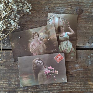 Zestaw 3 oryginalnych francuskich romantycznych pocztówek z lat 20. XX wieku, materiały do decoupage'u, francuskie pamiątki, pocztówka w stylu art déco, pocztówka z kobietą, róże,