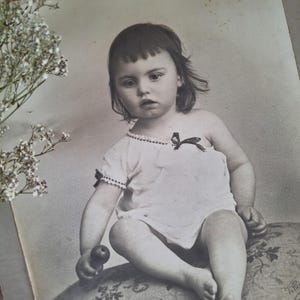 Grande photo ancienne de portrait d'enfant Français sur carton, décoration de chambre d'enfant vintage du début des années 1900, art mural sépia vieille photographie Français