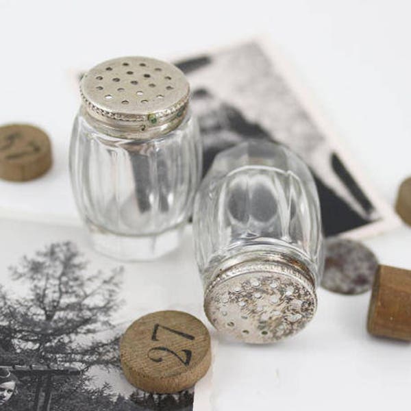 Clear Glass Salt and Pepper Shakers Vintage, Salt Pepper Shakers, Salt Shaker vintage, Pepper Shaker, Tiny Salt Pepper Shakers