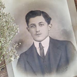Retrato francés antiguo de un joven, 1918, estilo carboncillo y pastel sobre cartón, decoración de pared vintage, brocante francés.