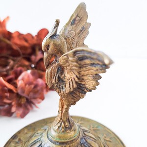 Estatua de águila de latón, escultura de pájaro de metal dorado, decoración rústica para estante, figura de águila de mediados de siglo, acento para oficina, estatua de pájaro dorado para estante
