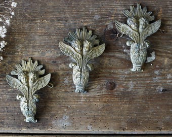 Lot de 3 décorations murales vintage ange en bronze patiné, sculpture ornementale française classique