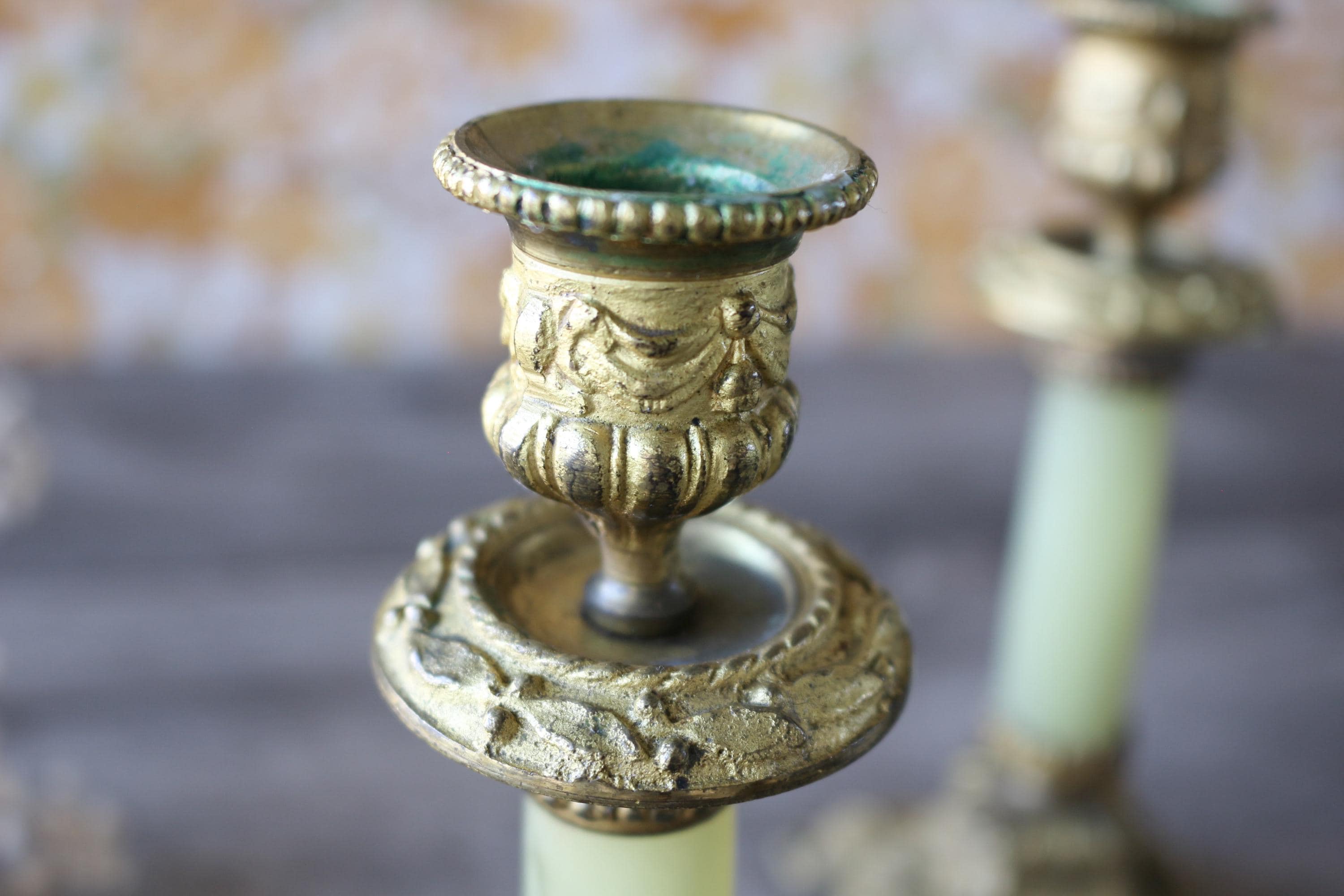 精巧な金メッキブロンズとオニキス大理石のキャンドルホルダーのペア