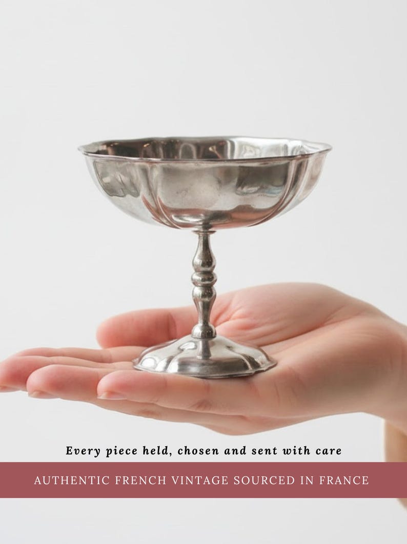 Peut inclure: Une coupe &agrave; champagne vintage argent&eacute;e avec un bol cannel&eacute; et un piedestal. Le texte indique : "Every piece held, chosen and sent with care. AUTHENTIC FRENCH VINTAGE SOURCED IN FRANCE."