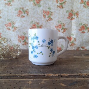 Lot De 4 Mugs Vintage Arcopal Années 70 - Verre Laiteux Bleu Motif Floral