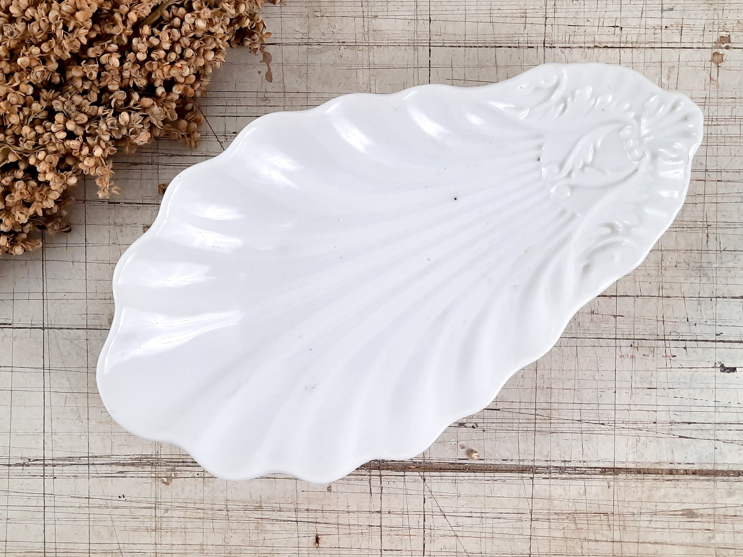 Français Vintage White Porcelain Scalloped Shell Bowl de Limoges France, Ironstone Cup, Relief Decor