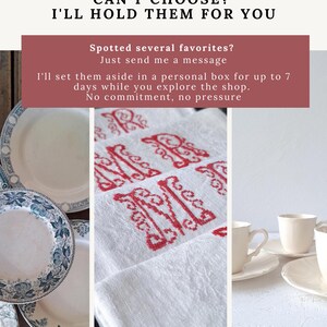Peut inclure: L'image pr&eacute;sente une s&eacute;lection de vaisselle vintage, notamment des assiettes avec des motifs floraux bleus et des tasses &agrave; th&eacute; cr&egrave;me avec des soucoupes. Une serviette en lin blanc avec des initiales brod&eacute;es en rouge est &eacute;galement pr&eacute;sente. Texte: "CAN'T CHOOSE? I'LL HOLD THEM FOR YOU."