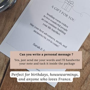 Peut inclure: Une carte blanche avec le texte &laquo;&nbsp;A GIFT FOR YOU&nbsp;&raquo; et une illustration de cadeau. La carte comprend un message de v&oelig;ux chaleureux. Une deuxi&egrave;me carte indique : &laquo;&nbsp;Can you write a personal message&nbsp;?&nbsp;&raquo; et &laquo;&nbsp;Perfect for birthdays, housewarmings, and anyone who loves France&nbsp;&raquo;.