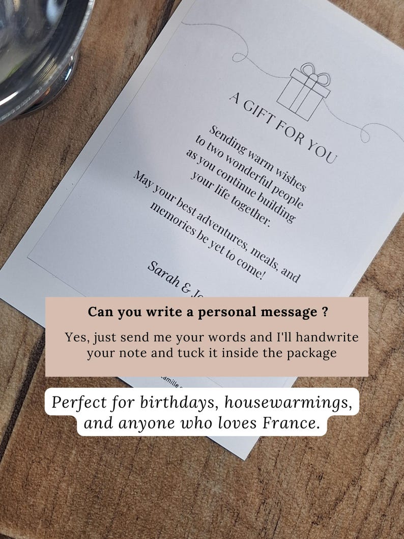 Peut inclure: Une carte blanche avec le texte &laquo;&nbsp;A GIFT FOR YOU&nbsp;&raquo; et une illustration de cadeau. La carte comprend un message de v&oelig;ux chaleureux. Une deuxi&egrave;me carte indique : &laquo;&nbsp;Can you write a personal message&nbsp;?&nbsp;&raquo; et &laquo;&nbsp;Perfect for birthdays, housewarmings, and anyone who loves France&nbsp;&raquo;.