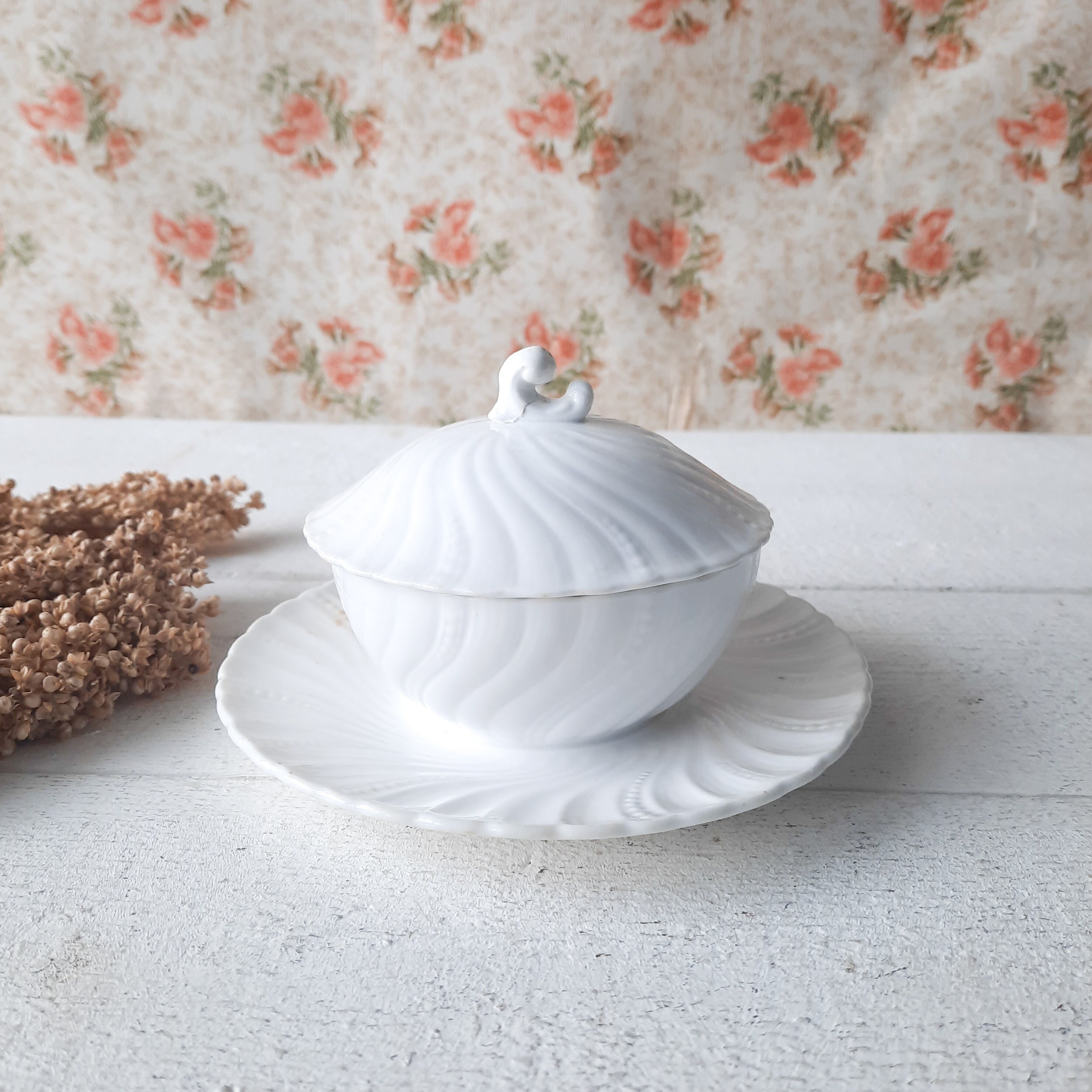 confiserie louis xi en porcelaine blanche de sarreguemines couverte, sucrier art nouveau avec couvercle