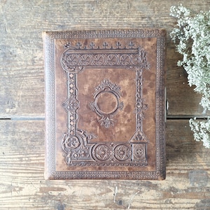 Album fotografico antico francese con copertina in pelle goffrata e chiusura in ottone, ricordo di famiglia del XIX secolo con pagine decorate colorate