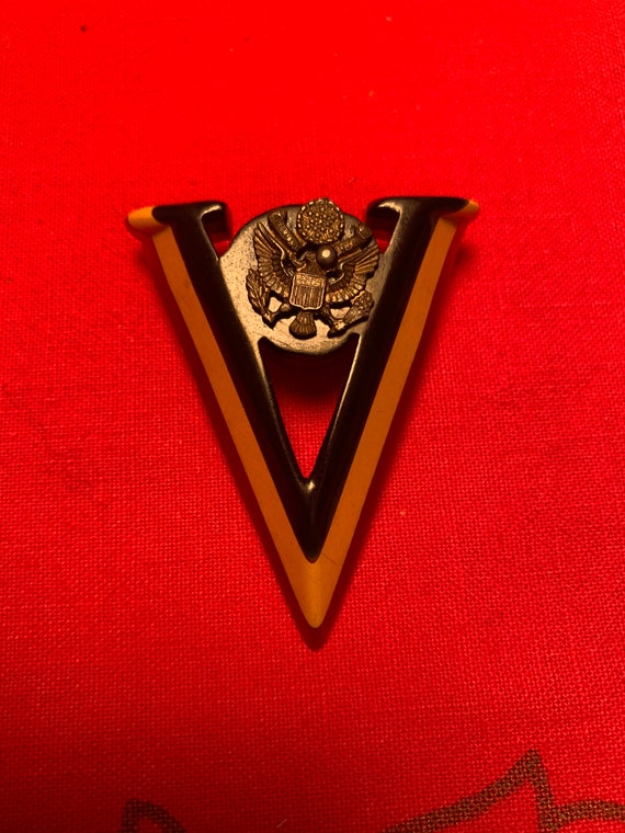 Bakelite WWII Victory Brooch