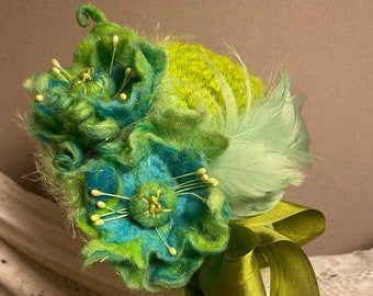 Handgehäkelte Grüne Puppenmütze: Fedora mit gefilzten Blümchen