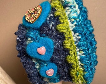 Gehäkelte Puppenmütze: Pixie Bonnet in türkis mit gefilzten Herzchen