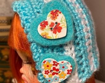 Handgehäkelte Puppenmütze: Aqua Pixie Bonnet mit gefilzten Herzknöpfen