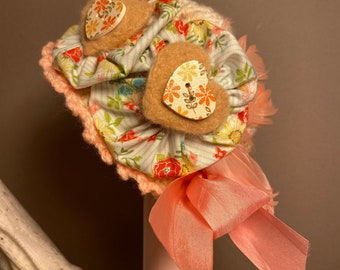 Handgefertigte Puppenmütze: Blumen Yo-Yo, Filzherz, Seidenband