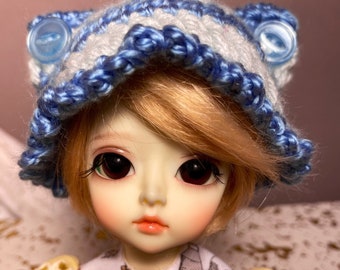 Handgehäkelte Puppenmütze: Blau-weiß gestreifte Mütze mit Knopfohren