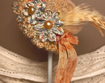 Häkelpuppe Fedora: Pfirsich-Parfait, Blumenblüte, Seidenband