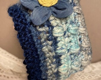 Sonnige blaue Puppenmütze, handgefertigtes Unikat im Pixie-Stil, gehäkeltes Puppenzubehör.
