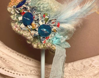 Gehäkelte Fedora Puppen-Hut: Blau Blümchen Gartenparty-Mode-Accessoire