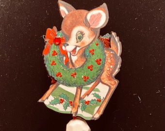 Handbemalte Rentier-Kranz-Anstecknadel: Juwelenbesetztes Weihnachtsaccessoire